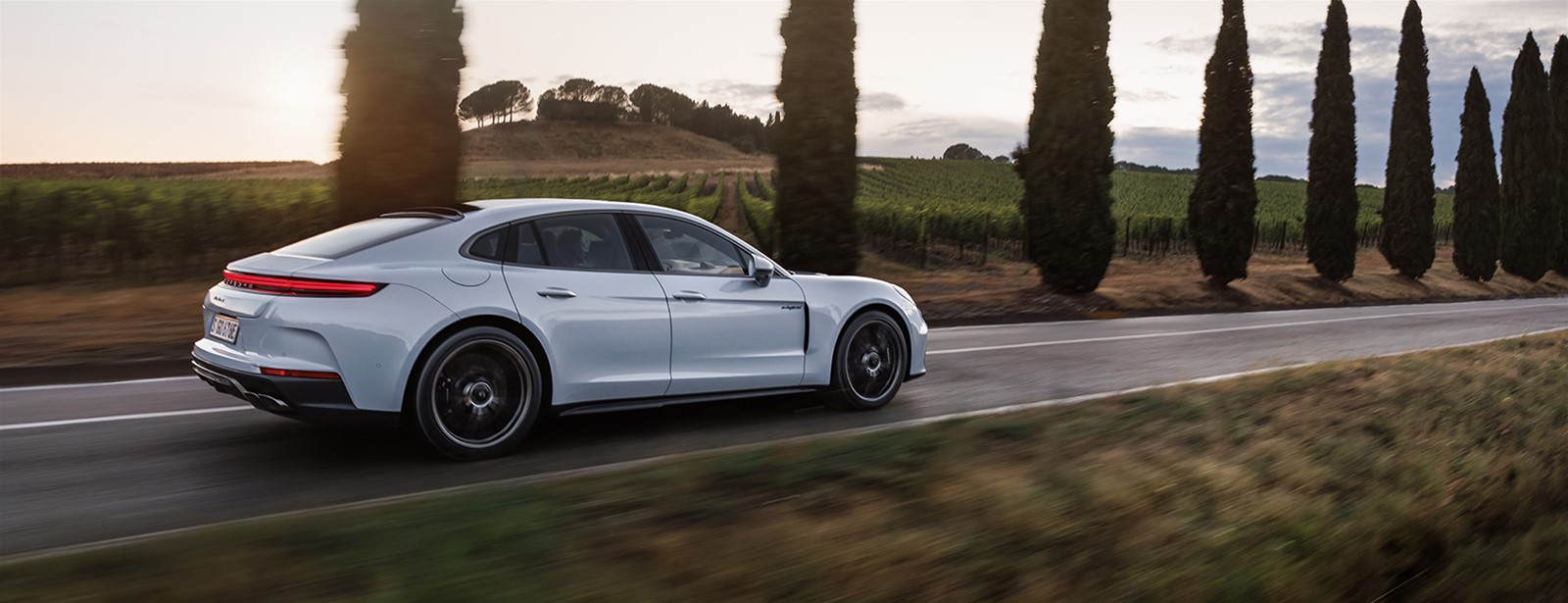 Nieuwe topversies van de Porsche Panamera: ultieme combinatie van kracht en stijl.
